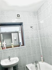 Spacious Room near central london