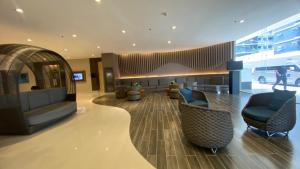 5 Star Shore Residences MOA Luxury Suite with Bayview Pool Access