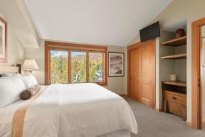 Pinecone Perch Capitol Peak Lodge #3227