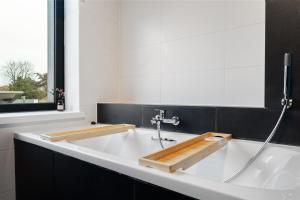 Elegant & Spacious House close to Center