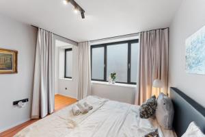 Elegant & Spacious House close to Center