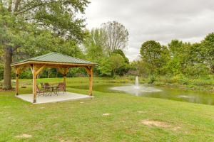 On-Site Lake and Gazebo Cabin in Yellow Springs!