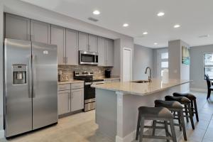 Spectacular! Townhome 9 Miles to Disney World!