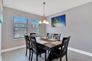 Spectacular! Townhome 9 Miles to Disney World!