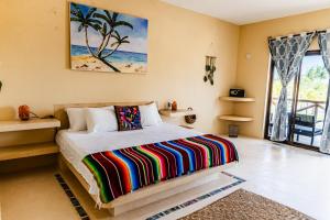 AteneaHolbox 3 story building