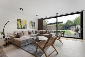 Modern & Spacious House with Wellness - وفلجم