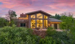 Beautiful Upscale Home with Views of Cathedral Rock, a Stream, Lush Fruit Trees - 卡顿伍德