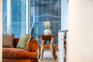 Stylish and Bright Apt In Best Location w Gym, Pool!