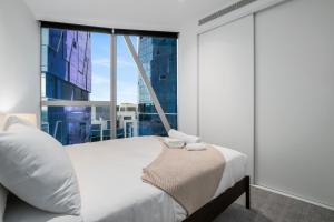 Stylish and Bright Apt In Best Location w Gym, Pool!