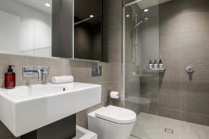 Stylish and Bright Apt In Best Location w Gym, Pool!