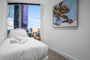 Stylish and Bright Apt In Best Location w Gym, Pool!