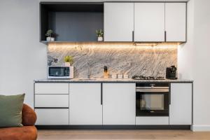 Stylish and Bright Apt In Best Location w Gym, Pool!