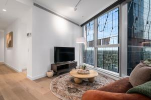 Stylish and Bright Apt In Best Location w Gym, Pool!