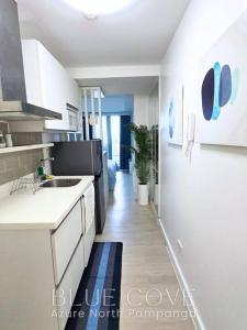 Relaxing and Peaceful Pet-friendly Studio with Pool and City View balcony, Netflix, 90s Boardgames & Karaoke