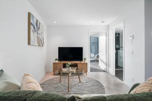 Stylish 1BR Apt w Stunning Lake and Bay Views!