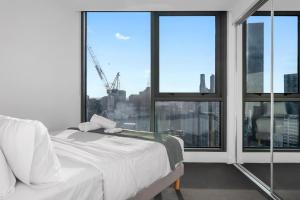 Stylish 1BR Apt w Stunning Lake and Bay Views!