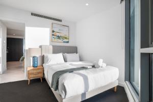 Stylish 1BR Apt w Stunning Lake and Bay Views!