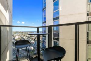 Stylish 1BR Apt w Stunning Lake and Bay Views!