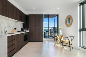 Stylish 1BR Apt w Stunning Lake and Bay Views!