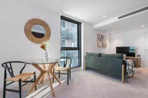 Stylish 1BR Apt w Stunning Lake and Bay Views!