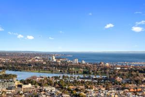 Stylish 1BR Apt w Stunning Lake and Bay Views!