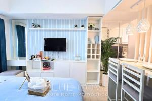 Relaxing and Peaceful Pet-friendly Studio with Pool and City View balcony, Netflix, 90s Boardgames & Karaoke