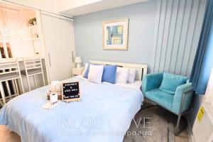 Relaxing and Peaceful Pet-friendly Studio with Pool and City View balcony, Netflix, 90s Boardgames & Karaoke