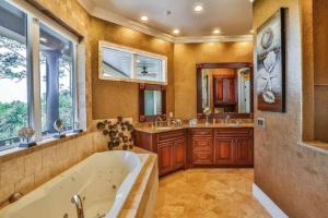 5 BR Villa Private Pool Jacuzzi Golf Cart 3 min to Beach