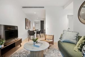 Stylish Apt in West Side Place with Balcony and Pool