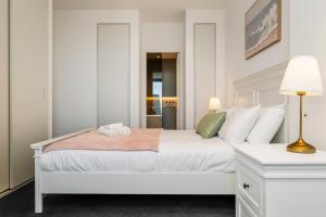 Breathtaking City and Bay Views Apt Best Location