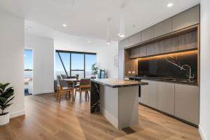 Breathtaking City and Bay Views Apt Best Location