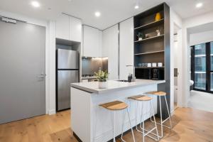 Modern Apt 100m fr Parkland w Pool, Gym and Wi-Fi
