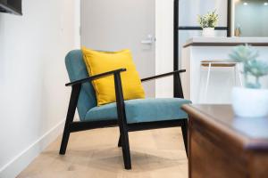Modern Apt 100m fr Parkland w Pool, Gym and Wi-Fi