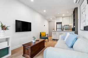 Modern Apt 100m fr Parkland w Pool, Gym and Wi-Fi