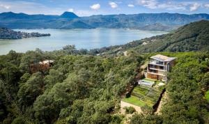 Espectacular casa con hermosa vista al lago - El Santuario Resort