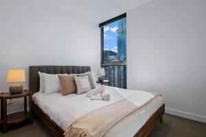 Charming 2BR Apt with Parkland and Mountain Views