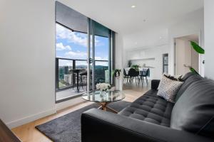 Charming 2BR Apt with Parkland and Mountain Views