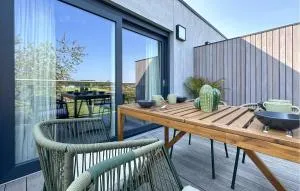 2 Bedroom Beautiful Apartment In Bièvre - 莱斯豪提斯-里维尔