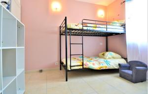 Maisons de vacances Gorgeous Home In Mornas : photos des chambres