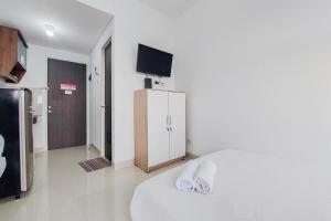 Cozy and Enjoy Living Studio Room at Serpong Garden Apartment By Travelio