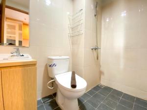 Cozy and Nice Studio at The Oasis Cikarang Apartment By Travelio