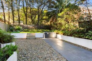 Modern & Quiet 1BR Apartment with Private Garden in Bondi close to the Beach