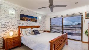 Bribie Escape, Top Floor Unit with Waterviews