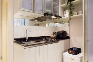 Grand Luxurious and Spacious Studio at Benson Supermall Mansion By Travelio