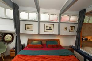 Amsterdam Center - Houseboat by Captain Ricard