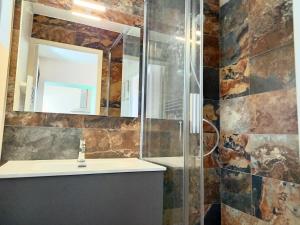 Appartements LA ROCHETTE studio et appartement avec JACUZZI Rooftop Balcon cour interieure : photos des chambres