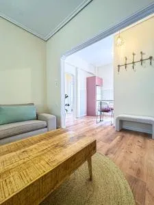 Cityscape Residence with a Patio - 沃洛斯