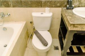 Cozy Living 1BR The Bellezza Apartment By Travelio
