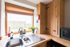 The Workshop- Eco Cottage by the Coastal Path