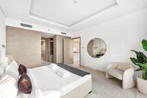 Elegant 1BR with Walk-in Closet & Burj Views